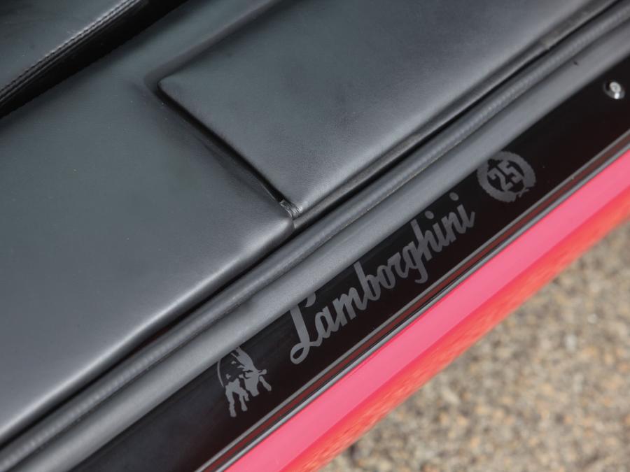 Детали интерьера Lamborghini Countach 25th Anniversary 1988 года  (фото 54 из 78)